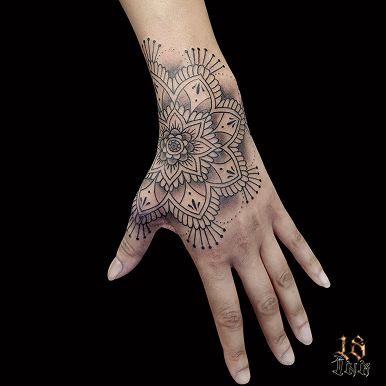 Tatouage au henné ou style mandala sur la main