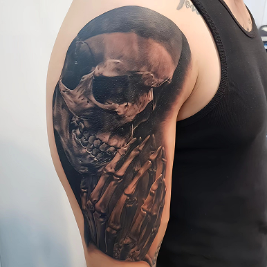 Tatouage réaliste en noir sur le bras d'un homme