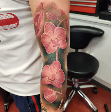 Tatouage de fleurs roses sur l’avant-bras